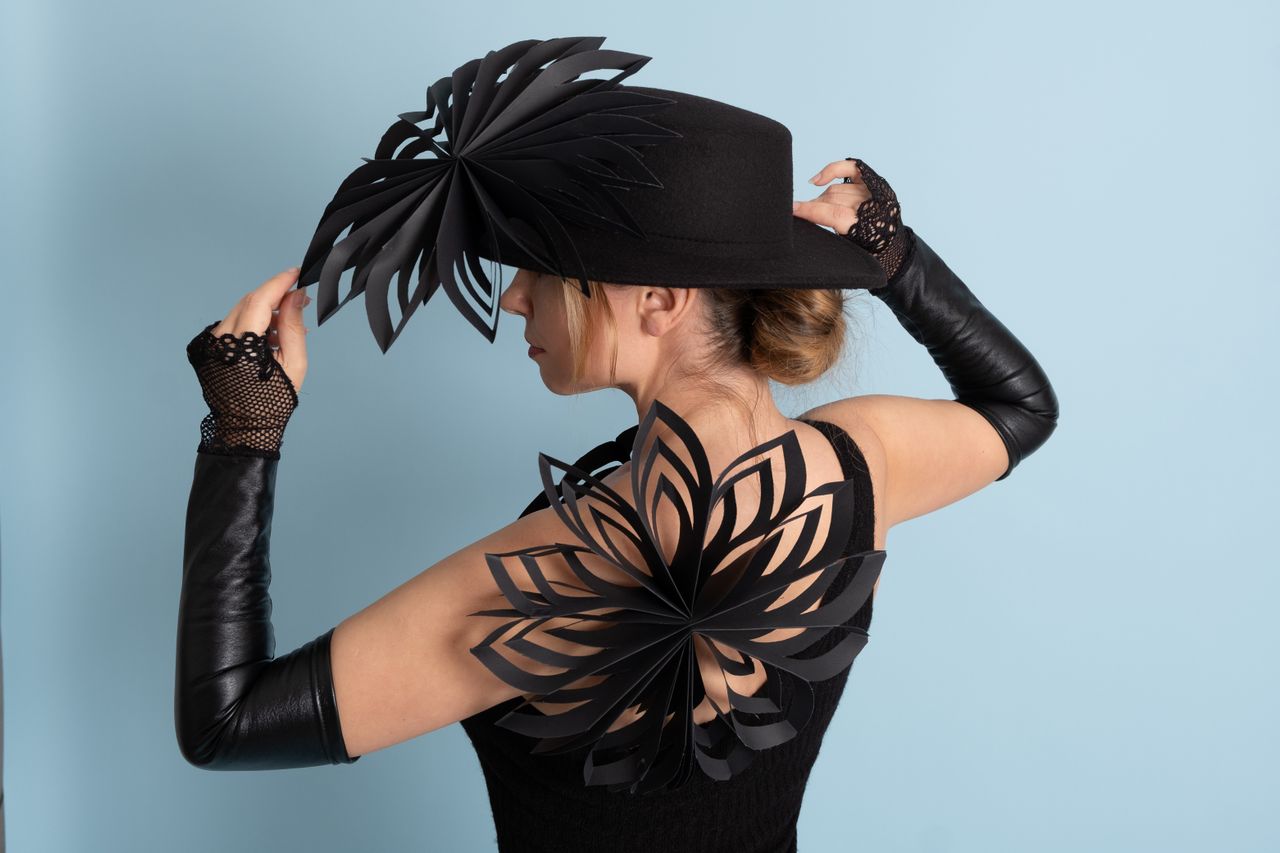 Une large gamme de chapeaux de cérémonie tendance sont disponibles sur acces-soirs.com