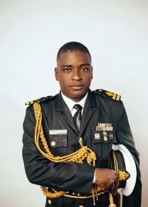 free-photo-of-portrait-d-un-officier-de-marine-confiant-en-uniforme-formel